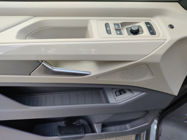 Multivan 2.0 TSI Style lang ACC Side Assis Rear 