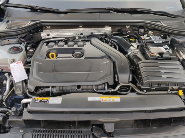 Golf VIII 1.5 TSI R-Line (EURO 6d) Klima LED Nav